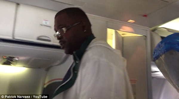 Hành khách bị tạm giữ vì bất ngờ hắt hơi trên máy bay và tuyên bố mắc Ebola 1