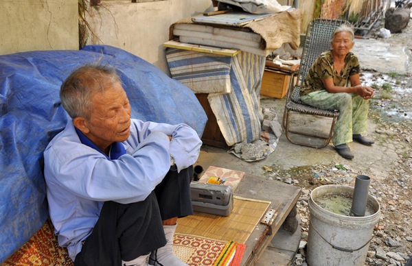 Hạnh phúc đơn sơ của đôi vợ chồng 83 tuổi sống cảnh "màn trời chiếu đất" giữa Hà Nội 9