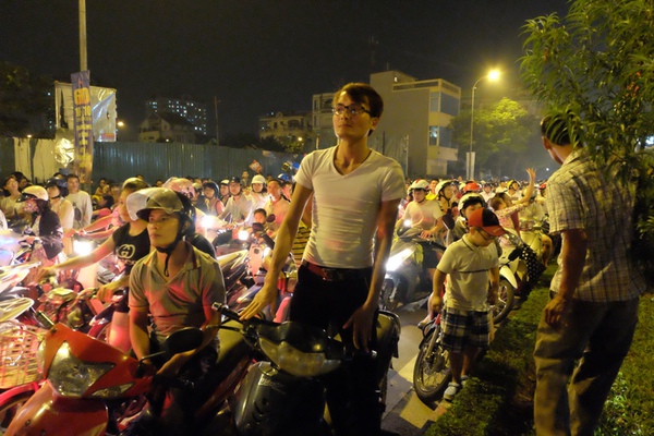 Chùm ảnh: Choáng trước biển người đông cứng khắp đường phố Hà Nội đêm 10/10 7