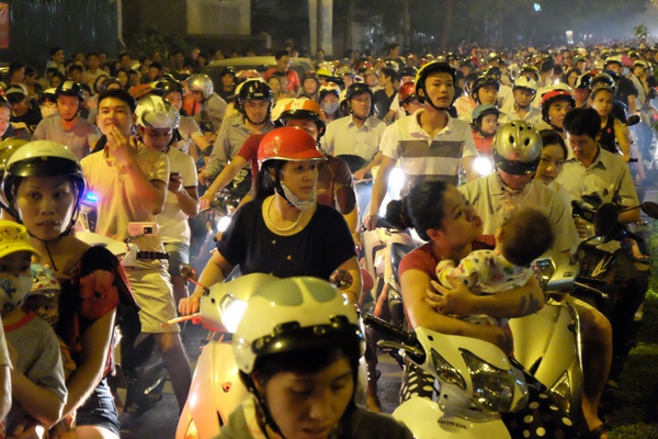 Chùm ảnh: Choáng trước biển người đông cứng khắp đường phố Hà Nội đêm 10/10 6
