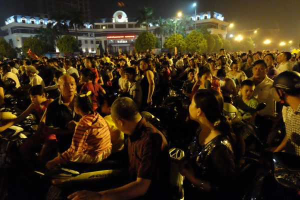 Chùm ảnh: Choáng trước biển người đông cứng khắp đường phố Hà Nội đêm 10/10 8