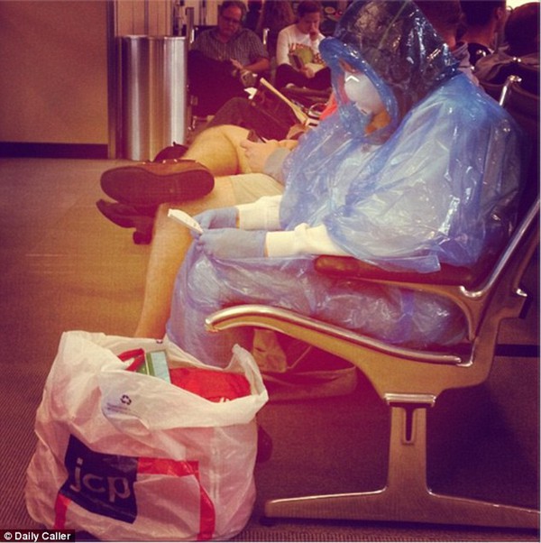 Lo nhiễm Ebola, người phụ nữ mặc áo phòng hộ kín như bưng ở sân bay 1