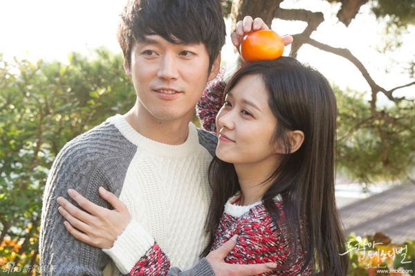 Jang Nara nằm dài chụp ảnh "tự sướng" cùng Jang Hyuk 6