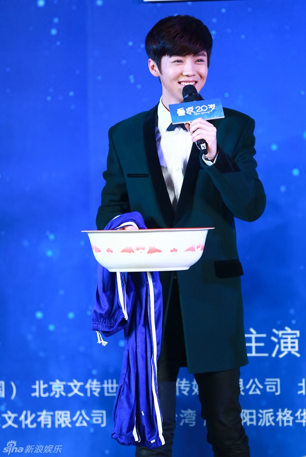 Luhan tươi rói đi ra mắt phim đầu tay sau khi rời EXO  7