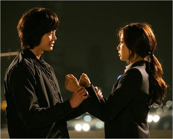 Park Shin Hye cảnh giác khi bị Lee Jong Suk nắm tay 1