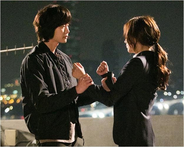 Park Shin Hye cảnh giác khi bị Lee Jong Suk nắm tay 2