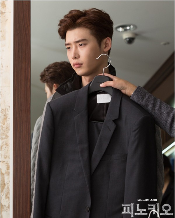 Lee Jong Suk buồn rười rượi dù thoát cảnh "đầu bù tóc rối" 2