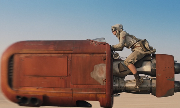 Mỹ nhân "Star Wars 7" bay vù vù trên sa mạc 2