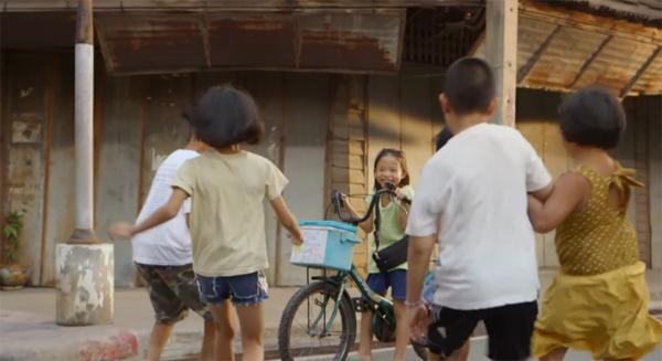 Câu chuyện cảm động về cô bé hiếu thảo trong clip quảng cáo của Thái Lan 6