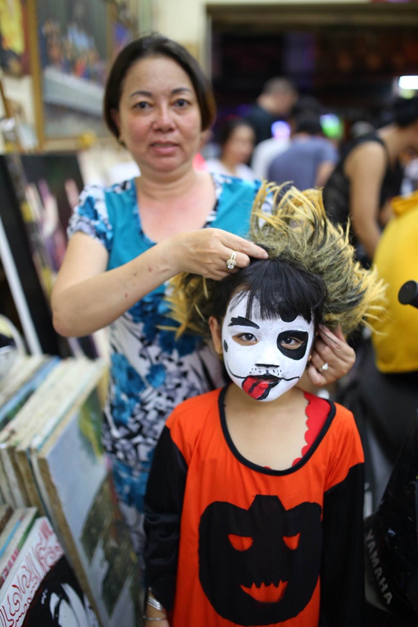 Giới trẻ hai miền tràn xuống đường, hóa trang kinh dị vui Halloween 24