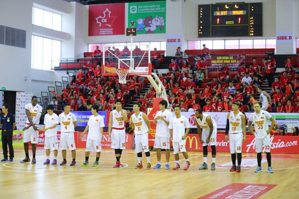Hơn 1.800 người "phủ đỏ" nhà thi đấu để ủng hộ đội bóng rổ Saigon Heat 4
