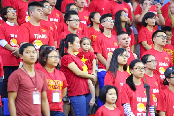 Hơn 1.800 người "phủ đỏ" nhà thi đấu để ủng hộ đội bóng rổ Saigon Heat 7