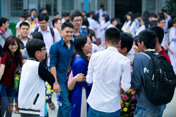 Thầy cô trường Hoàng Hoa Thám hạnh phúc mừng ngày Nhà giáo sớm 9