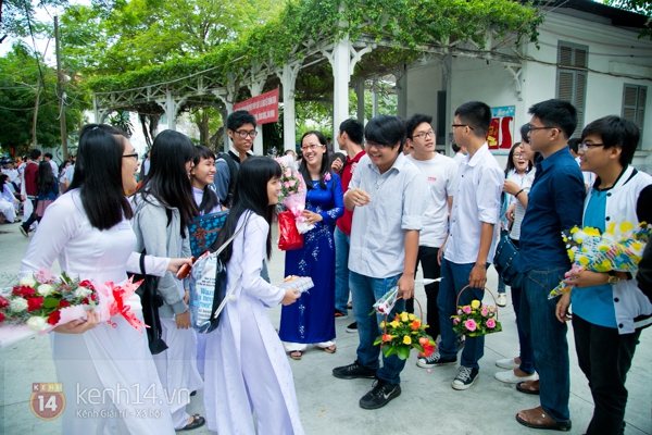 Thầy cô trường Hoàng Hoa Thám hạnh phúc mừng ngày Nhà giáo sớm 11