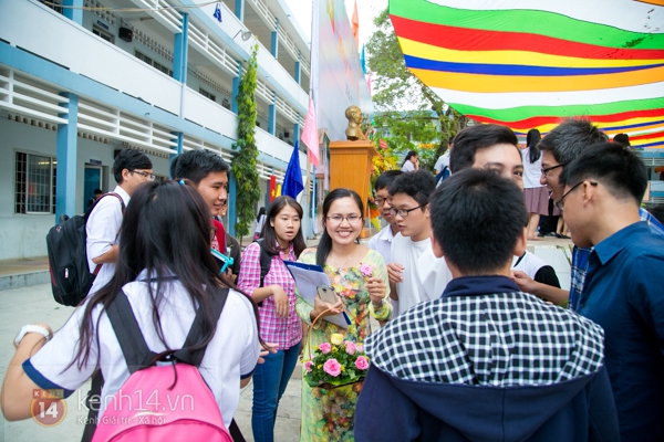 Thầy cô trường Hoàng Hoa Thám hạnh phúc mừng ngày Nhà giáo sớm 13