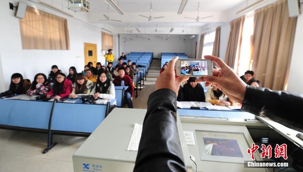 Cách điểm danh thú vị: chụp hình "quét mặt" của giáo sư Trung Quốc 3