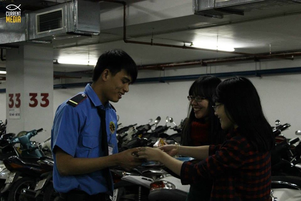 Sinh viên RMIT Hà Nội hóa Ông già Noel đi tặng kẹo miễn phí 2