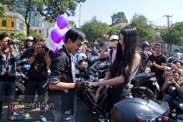 Màn cầu hôn bất ngờ của chàng trai trong hội Biker Sài Gòn 10 Màn cầu hôn bất ngờ của chàng trai trong hội Biker Sài Gòn 10