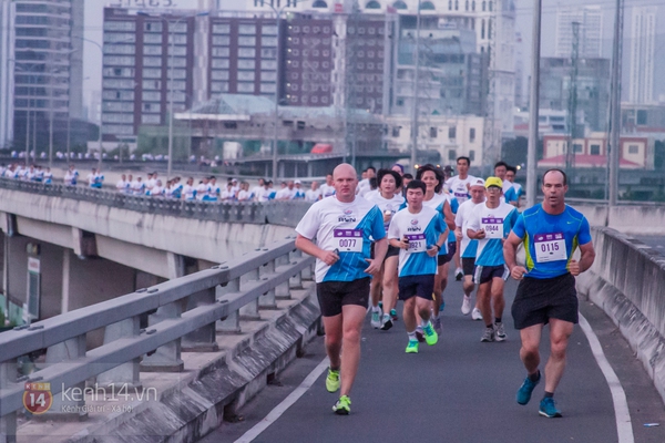 Hàng nghìn người thử thách chạy bộ chinh phục cầu Phú Mỹ 2