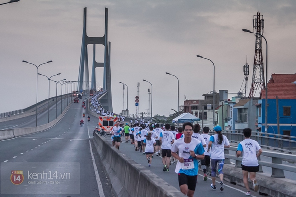 Hàng nghìn người thử thách chạy bộ chinh phục cầu Phú Mỹ 4