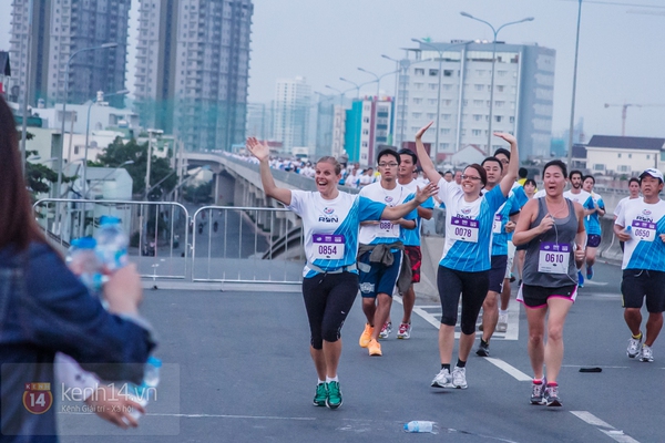 Hàng nghìn người thử thách chạy bộ chinh phục cầu Phú Mỹ 5