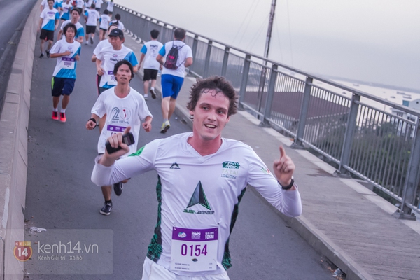 Hàng nghìn người thử thách chạy bộ chinh phục cầu Phú Mỹ 6