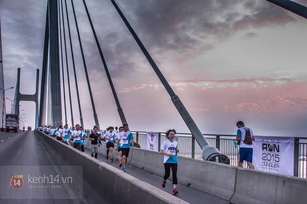 Hàng nghìn người thử thách chạy bộ chinh phục cầu Phú Mỹ 7