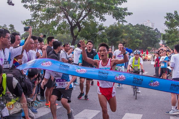 Hàng nghìn người thử thách chạy bộ chinh phục cầu Phú Mỹ 14