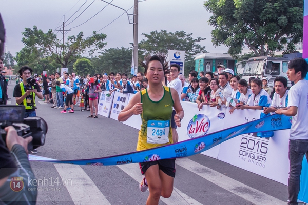 Hàng nghìn người thử thách chạy bộ chinh phục cầu Phú Mỹ 15