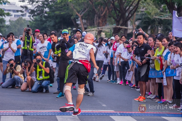 Hàng nghìn người thử thách chạy bộ chinh phục cầu Phú Mỹ 17