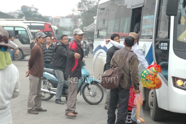 Người dân Nam, Bắc đổ xô ra bến xe về quê nghỉ Tết dương 7