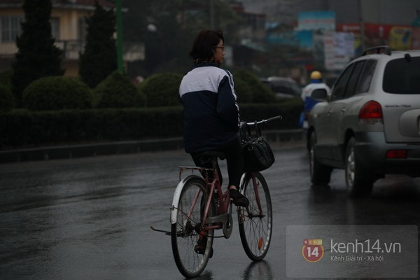 Hà Nội: Học sinh đi học dưới trời mưa rét căm căm 1