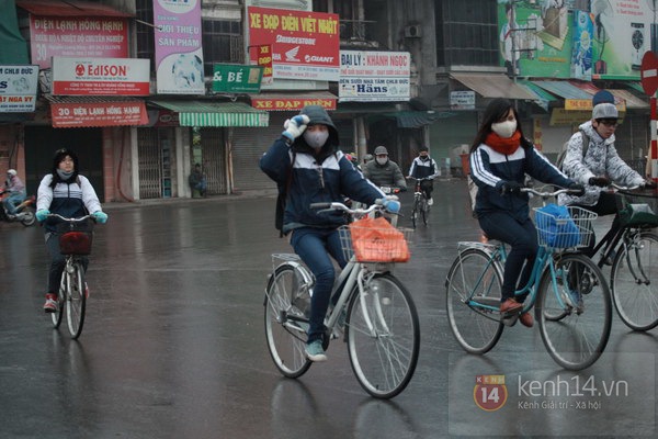 Hà Nội: Học sinh đi học dưới trời mưa rét căm căm 4