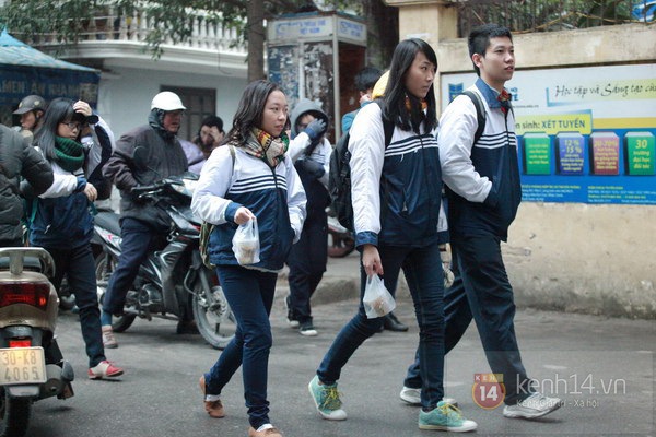 Hà Nội: Học sinh đi học dưới trời mưa rét căm căm 13