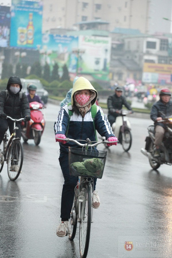 Hà Nội: Học sinh đi học dưới trời mưa rét căm căm 6