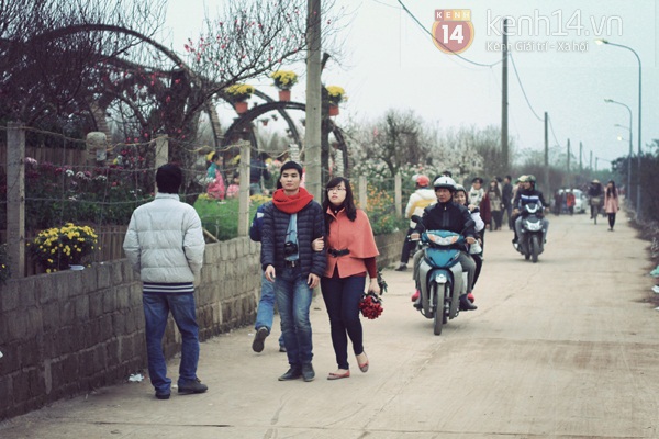 Giới trẻ Hà Nội chen chúc chụp ảnh ở vườn đào Nhật Tân 16