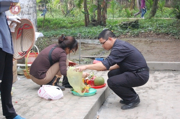 Vất vả đội lễ vào đền Trần xin phúc lộc 8