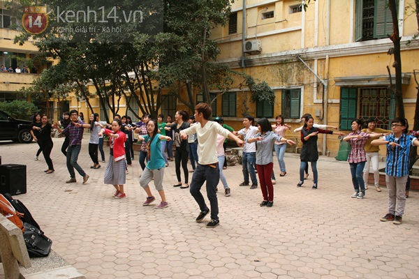 Hà Min nhảy flashmob cùng sinh viên ĐH KHXH & Nhân Văn  1