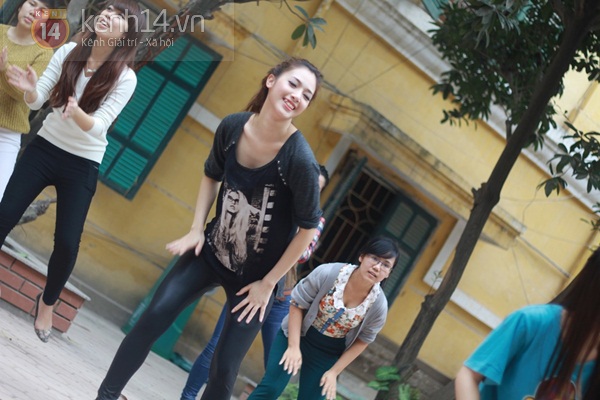 Hà Min nhảy flashmob cùng sinh viên ĐH KHXH & Nhân Văn  6