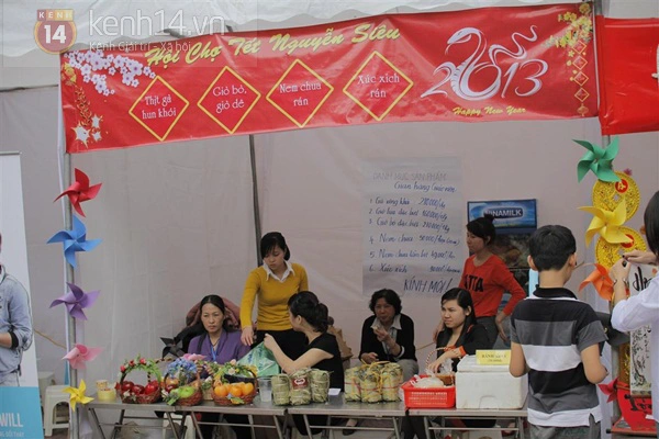 Học sinh Nguyễn Siêu hào hứng với hội chợ Xuân 1