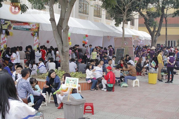 Học sinh Nguyễn Siêu hào hứng với hội chợ Xuân 4