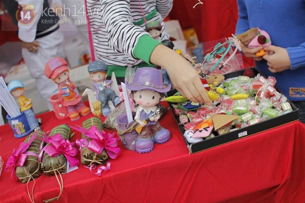 Học sinh Nguyễn Siêu hào hứng với hội chợ Xuân 5
