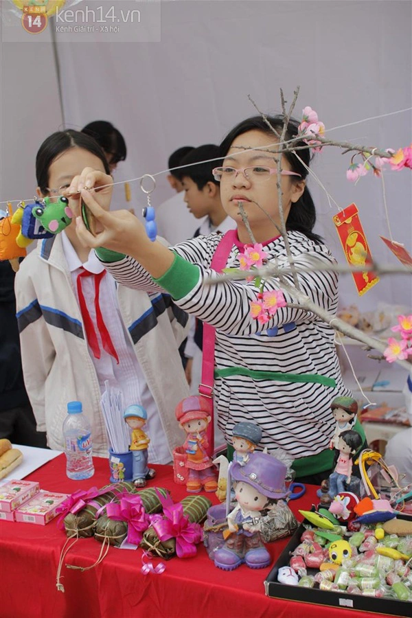 Học sinh Nguyễn Siêu hào hứng với hội chợ Xuân 6