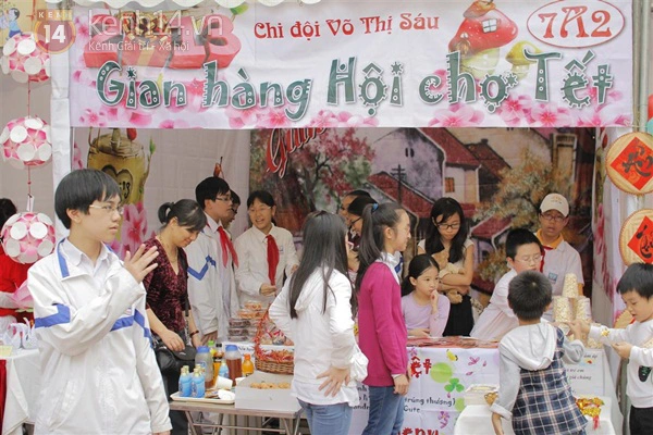 Học sinh Nguyễn Siêu hào hứng với hội chợ Xuân 7