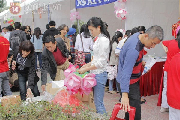 Học sinh Nguyễn Siêu hào hứng với hội chợ Xuân 8