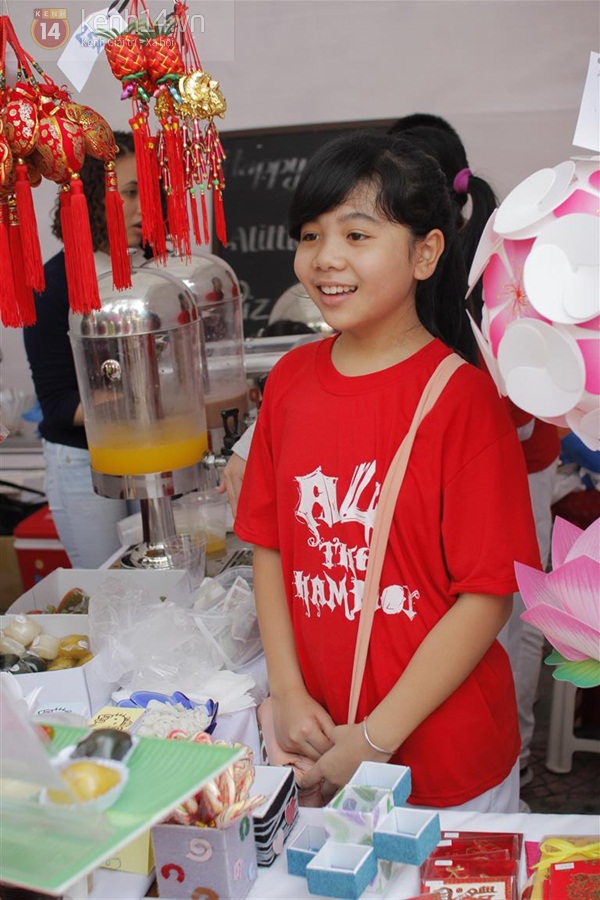 Học sinh Nguyễn Siêu hào hứng với hội chợ Xuân 12