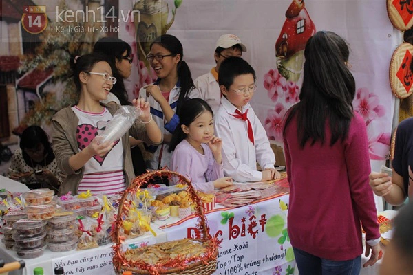 Học sinh Nguyễn Siêu hào hứng với hội chợ Xuân 14