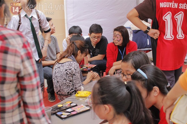 Học sinh Nguyễn Siêu hào hứng với hội chợ Xuân 15
