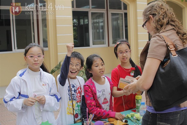 Học sinh Nguyễn Siêu hào hứng với hội chợ Xuân 24