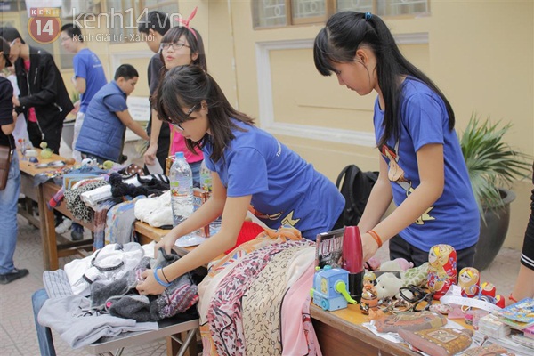 Học sinh Nguyễn Siêu hào hứng với hội chợ Xuân 25
